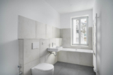 Modernisiert und vermietet: Provisionsfreie 2,5-Zimmer-Wohnung vom Bauträger in Leipzig-Plagwitz - Badezimmer