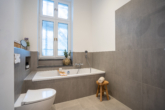 Liebevoll sanierte 4 Zimmer Wohnung in den Riehmers Hofgärten - Kreuzberg - Badezimmer Musterwohnung