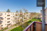 Bezugsfrei mit Balkon! Geschmackvoll sanierte ca. 70 m² Wohnung in Steglitz - Balkon Blick